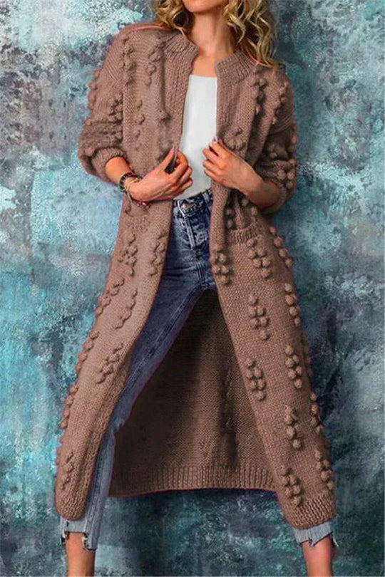 Esmée Vrouwelijke lange cardigan met een gebreid ontwerp en textuurdetails. Dit vest is perfect voor een stijlvolle en comfortabele look tijdens de koelere maanden.