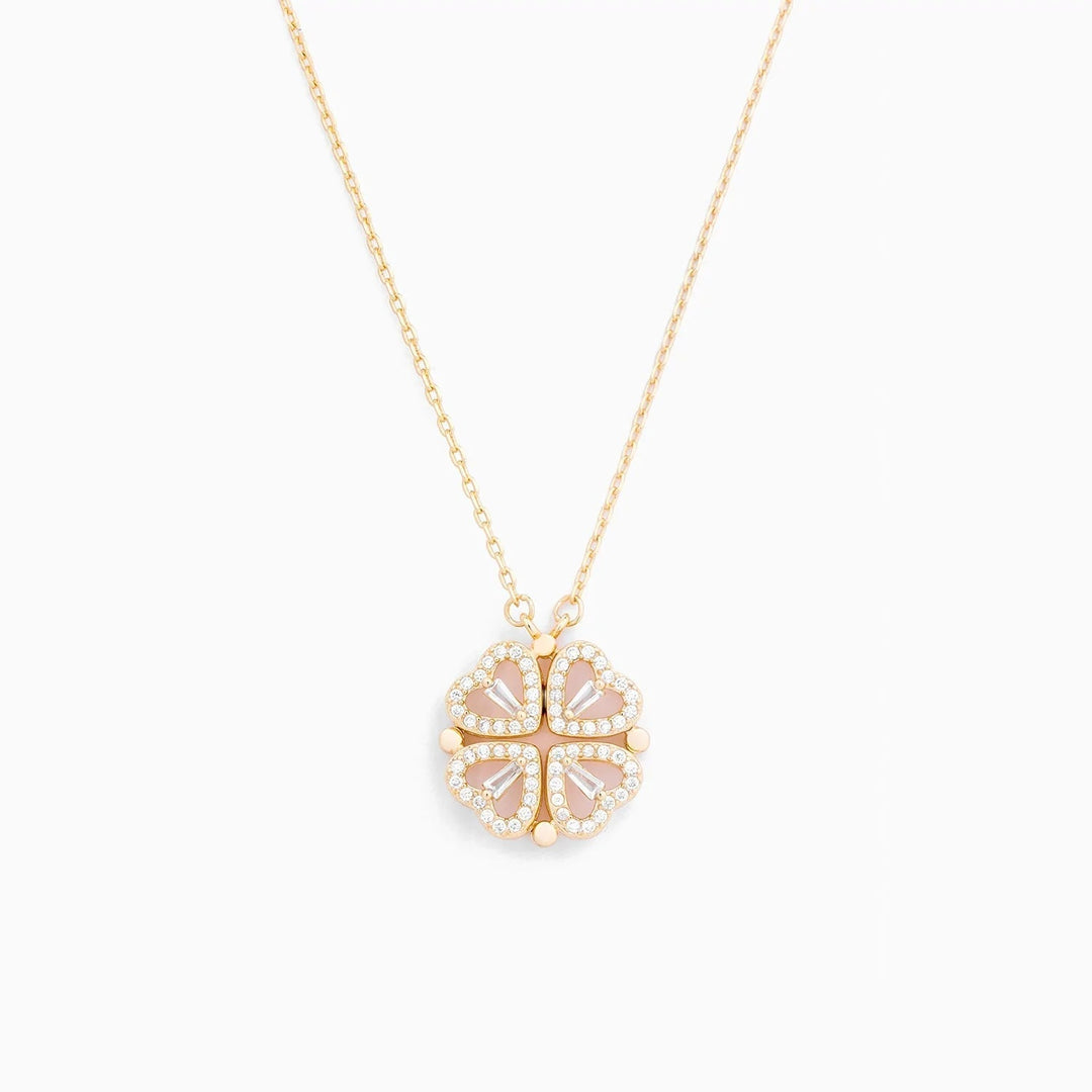 Elegante ketting met een subtiele hanger in close-up.

