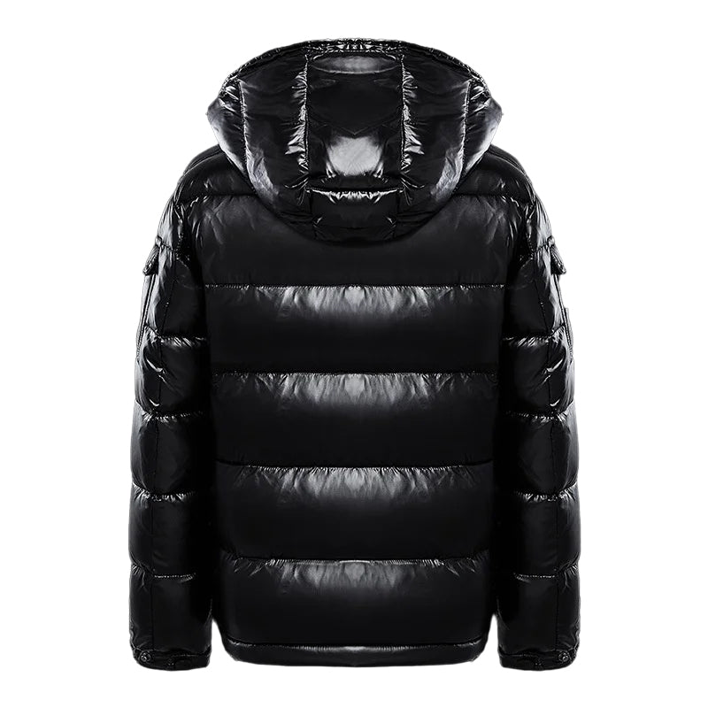 Glanzende heren pufferjack met een stijlvolle afwerking en capuchon.