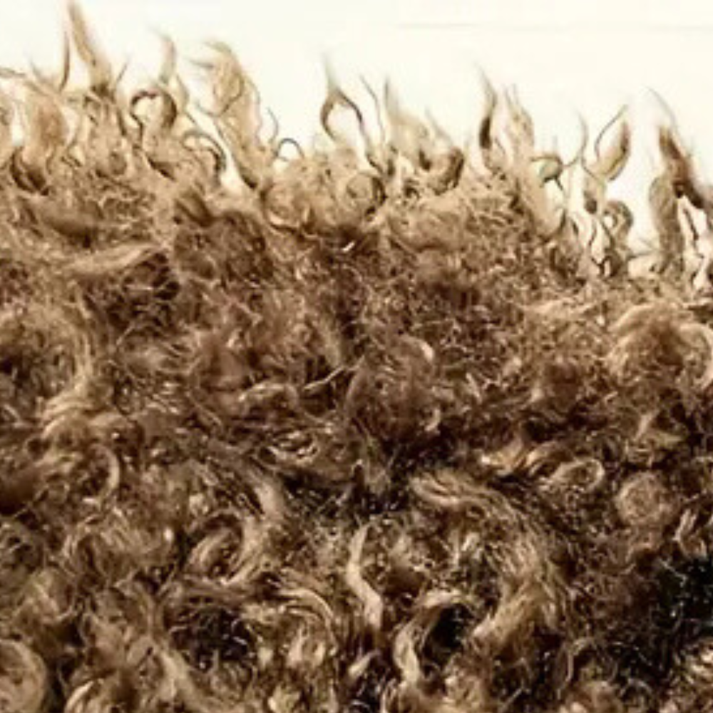 Close-up van de zachte ribstof en faux fur kraag.